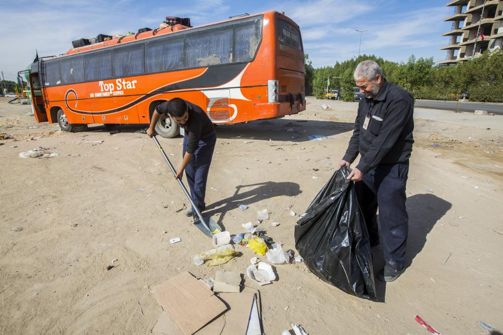  The al-Abbas(AS) Holy Shrine's staff of the Department of Service Affairs launch a campaign to clean Karbala's outer roads.