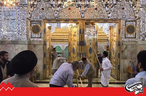 Despite the high temperatures, the staff of Imam Ali(AS) Holy Shrine's Service Department serves the Noble visitors.